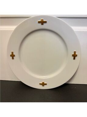 SWID POWELL DINNER PLATE BY ROBERT LEE MORRIS CAMELOT WHITE PORCELAIN GOLD CROSS